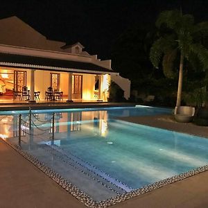 Avenue Suites